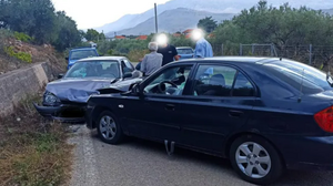 Τρεις τραυματίες μετά από πλαγιομετωπική σύγκρουση