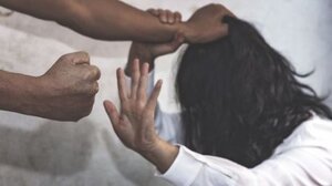 Εμφανίστηκε με τροχό για να σπάσει την πόρτα του σπιτιού που μένει η πρώην σύζυγός του