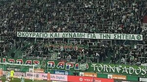 Πανό στήριξης στους πληγέντες της Σητείας σε γήπεδο της Αυστρίας