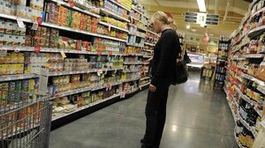 Οι πληθωριστικές πιέσεις «ροκανίζουν» το καλάθι των νοικοκυριών