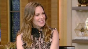 Χίλαρι Σουάνκ: Έγκυος σε ηλικία 48 ετών – Η ηθοποιός περιμένει δίδυμα