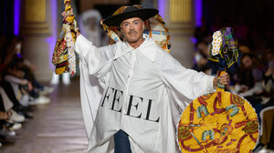 O Λάκης Γαβαλάς αποθεώθηκε σε ντεφιλέ στο Παρίσι