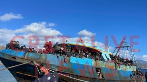 Πάνω από 400 άνθρωποι διασώθηκαν από το αλιευτικό στην Παλαιόχωρα