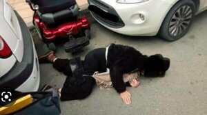 "Γαλλικά" σε ΑμΕΑ που έπεσε στο δρόμο;