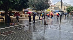 Η βροχή και το "κύμα" πλανόδιων πωλητών