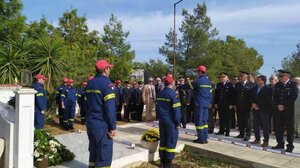 Τιμούν τη μνήμη των πεσόντων πυροσβεστών