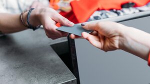 Χανιά: Τριάδα “άδειαζε” ξένες προπληρωμένες κάρτες 