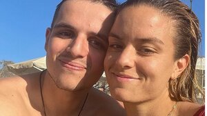 Μαρία Σάκκαρη και Κωνσταντίνος Μητσοτάκης για μπάνιο στα Χανιά