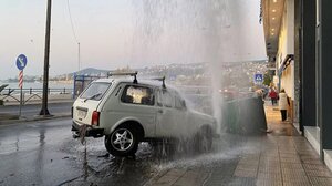 Καβάλα: Τρελή πορεία αυτοκινήτου – Έπεσε πάνω σε κάδο και πυροσβεστικό κρουνό