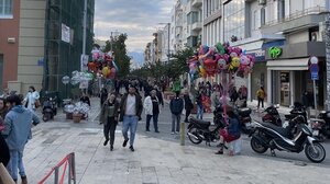 Τελευταία ψώνια και βόλτα πριν από το ρεβεγιόν