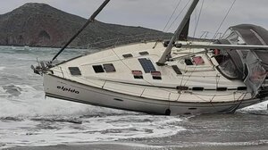 Ακυβέρνητο ιστιοφόρο προσάραξε σε παραλία