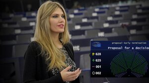 Σχεδόν ομόφωνη η απόφαση για την καθαίρεση της Εύας Καϊλή