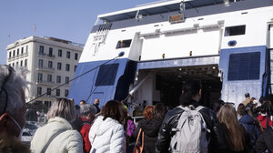  Χωρίς ιδιαίτερα προβλήματα η έξοδος των εκδρομέων από τα λιμάνια της Αττικής 