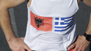 Δημοσκόπηση: Οι Αλβανοί πιστεύουν πως οι Έλληνες κάνουν τις μεγαλύτερες διακρίσεις σε βάρος τους