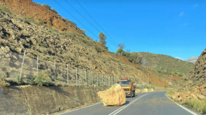 Έκλεισε ο δρόμος μετά από πτώση τεράστιου βράχου