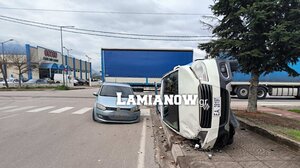 Περιπολικό τράκαρε με Ι.Χ και τούμπαρε!