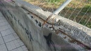 Οι σιδερένιες βέργες κίνδυνος για τους περαστικούς και τους μαθητές!