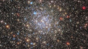 Το διαστημικό τηλεσκόπιο Hubble κατέγραψε πολύχρωμο σμήνος διάσπαρτων άστρων