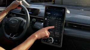 Οι οδηγοί χρειάζονται περισσότερο χρόνο για να ασχοληθούν με τις οθόνες αφής