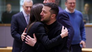 Βολοντίμιρ Ζελένσκι: Η αγκαλιά με την Σάνα Μαρίν που έκανε τον γύρο του διαδικτύου