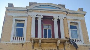 Το κάγκελο αιωρείται ... στην παραλιακή