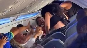 Ξύλο και μαλλιοτραβήγματα με 12 γυναίκες για μια θέση στο παράθυρο!