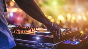 Γνωστός dj ξυλοφόρτωσε πρώην σύντροφό του σε κλαμπ - Πήγε στην αστυνομία μέσα στα αίματα