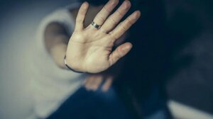 Κατήγγειλε απειλή, εξύβριση και ξυλοδαρμό από τον σύζυγό της