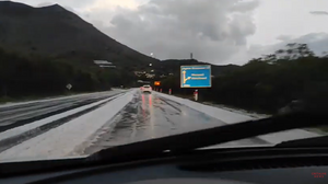 "Άσπρισε" ο δρόμος από την ισχυρή χαλαζόπτωση στη Νεάπολη