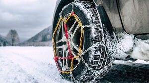 Αλυσίδες χιονιού: Πώς τοποθετούνται, πότε είναι υποχρεωτικές και ποιες οι διαφορές με τις χιονοκουβέρτες