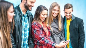 Ποια συνήθεια των νέων θεωρείται επικίνδυνη για την υγεία τους