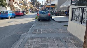 Θέση στάθμευσης...στα πεζοδρόμια