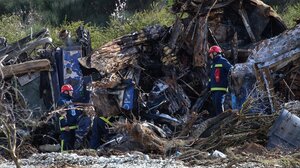 Τέμπη: Αντίστροφη μέτρηση για λήξη ερευνών στον τόπο της τραγωδίας – Παραδόθηκαν 50 σοροί