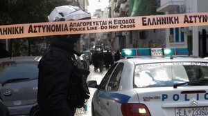 Θεσσαλονίκη: Γυναίκα απειλεί να πέσει από ταράτσα πολυκατοικίας