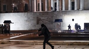  Επεισόδια στο Σύνταγμα: Τραυματίστηκαν πέντε αστυνομικοί, τέσσερις προσαγωγές