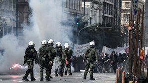 Eπεισόδια στο Σύνταγμα: Έγιναν 5 συλλήψεις ενώ τραυματίστηκαν 7 αστυνομικοί 