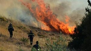 "Έπιασαν" τη φωτιά στην Καλαμαύκα