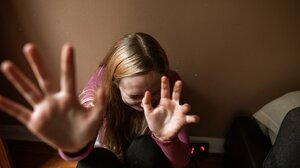 Βαριές ποινικές διώξεις στους τρεις άνδρες που εξέδιδαν την 14χρονη