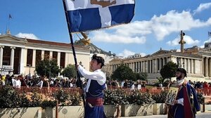 Νίκος Παπαδάκης: Παρέλασε με τη σημαία της Παγκρητίου Ενώσεως και παραδοσιακή ενδυμασία 