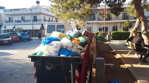 Ακόμη δεν λειτούργησε η παιδική χαρά και γέμισε σκουπίδια!