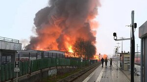 Μεγάλη πυρκαγιά σε αποθήκη στην περιοχή του Αμβούργου