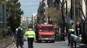 Ένταση έξω από το Οικονομικό Πανεπιστήμιο - Αστυνομικός πυροβόλησε στον αέρα