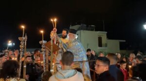 Μία εκκλησία με πολύ κόσμο και χωρίς καμία κροτίδα!