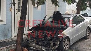 Φωτιά σε αυτοκίνητο, τα ξημερώματα - Ζημιές σε σπίτι, δίκυκλο και δέντρο!