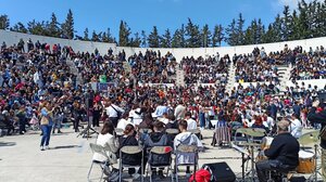 2.000 νέοι τραγούδησαν με το Βασίλη Λέκκα ύμνους του Μίκη στην «1η Πολιτισμική Συνάντηση Μαθητών» 