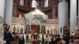 Συντετριμμένος ο Αρχιεπίσκοπος Κρήτης στο ύστατο χαίρε της δεύτερης μητέρας του