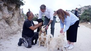 Η επίσκεψη Μητσοτάκη στο «Takis Shelter» - Δείτε φωτογραφίες