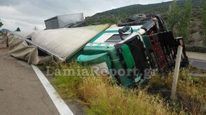 Ανατροπή νταλίκας στην εθνική οδό Λαμίας - Αθηνών