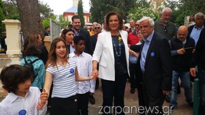 Με τα εγγόνια της στην κάλπη, η Ντόρα Μπακογιάννη