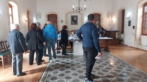 Ψηφίζουν υπό το "άγρυπνο" βλέμμα του Νίκου Καζαντζάκη